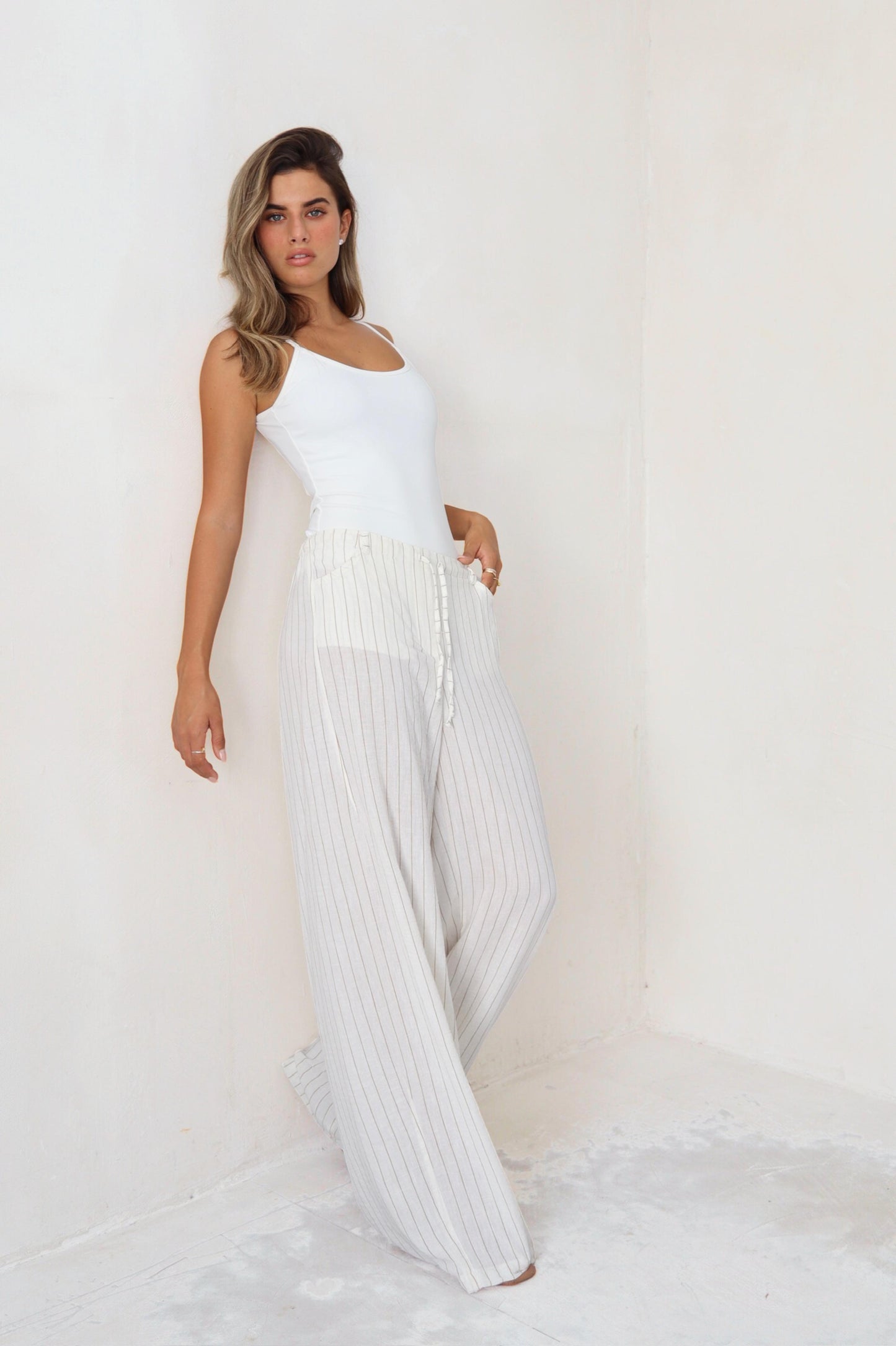 מכנס Peso שמנת פסים בגזרה רחבה לנשים לוק קיץ