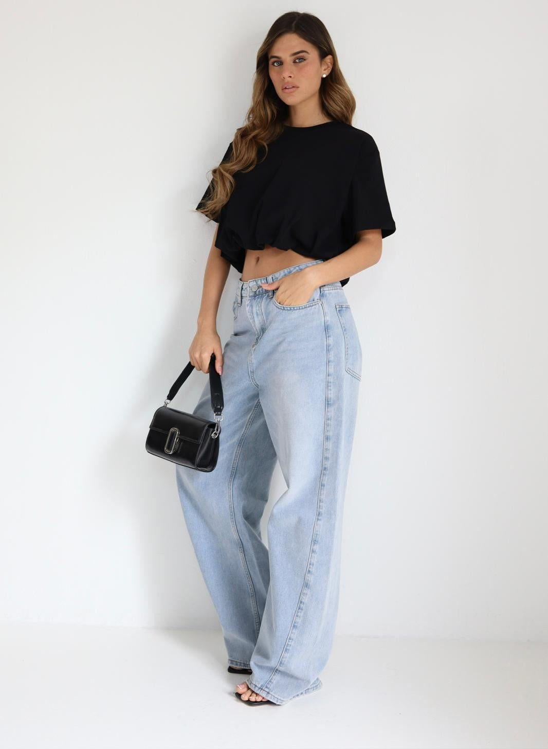 חולצת Beli חומה טי שירט קרופ בגזרה רחבה מבט קדמי