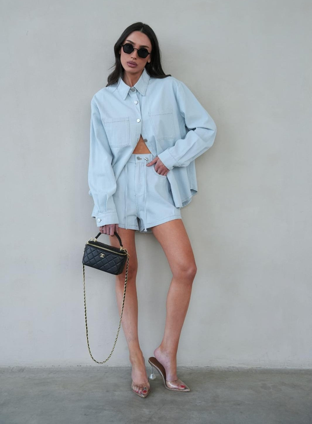 חליפת בצבע תכלת עם חולצה מכופתרת ושורט לנשים