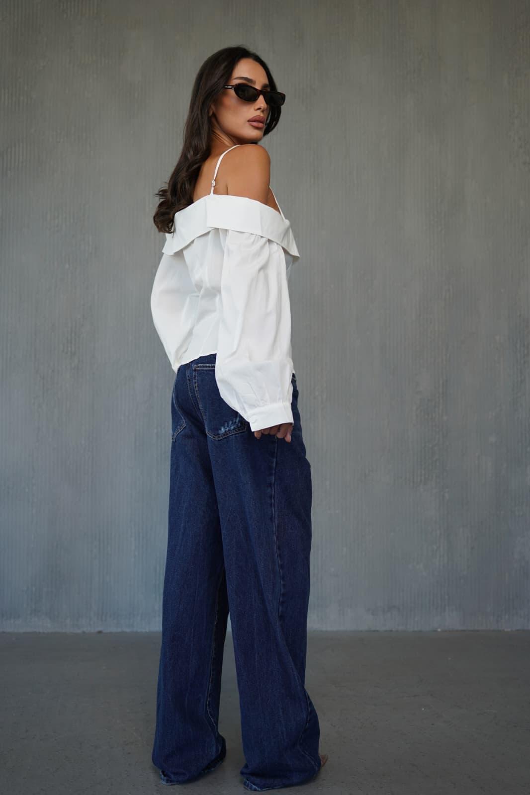 חולצה לבנה לנשים עם כתפיים חשופות ותחרה