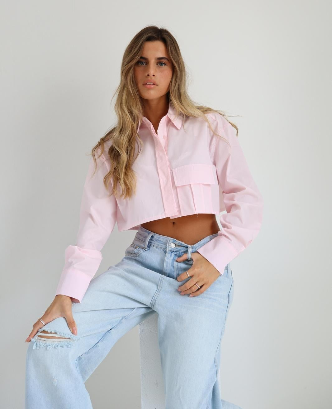 חולצת Mor ורודה בגזרת קרופ מכופתרת לנשים בשילוב ג׳ינס גבוה