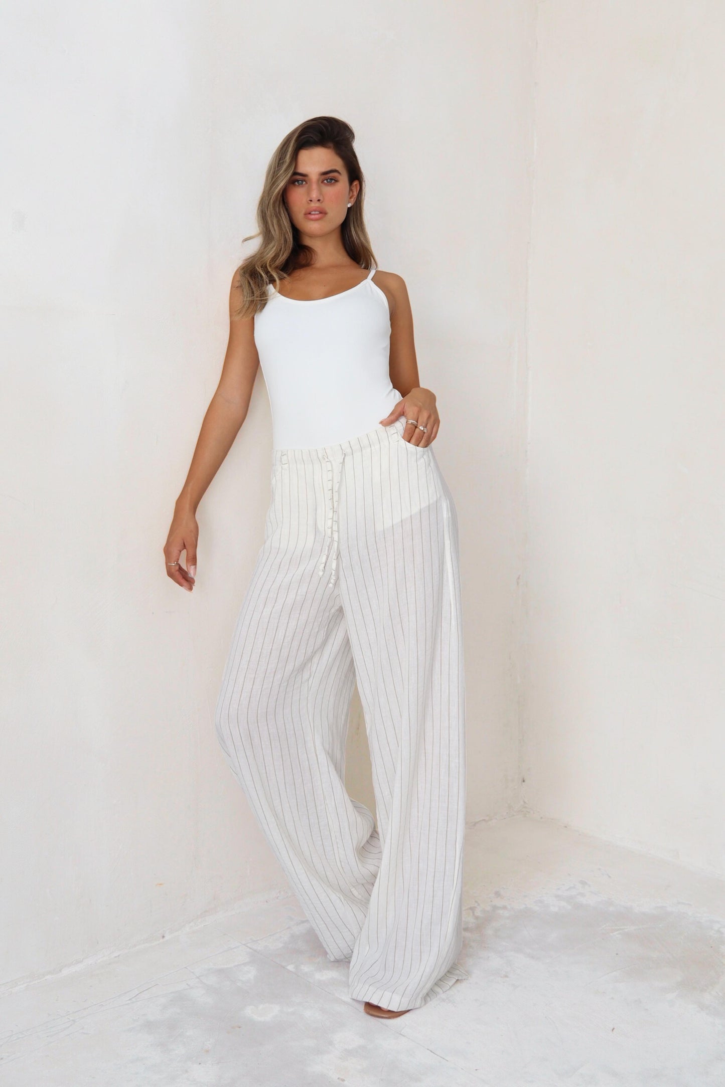 מכנס Peso שמנת פסים בגזרה רחבה לנשים לוק קיץ