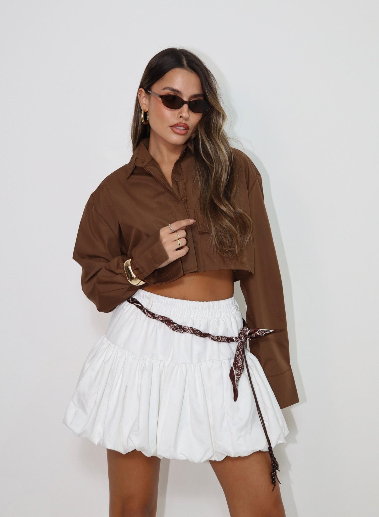 חולצת Mor חומה בגזרת קרופ מכופתרת עם צווארון קלאסי וכיס קדמי לוק אלגנטי יומי