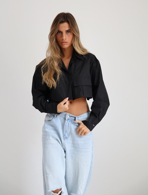 חולצת Mor שחורה בגזרת קרופ מכופתרת עם כיס קדמי מראה מינימליסטי