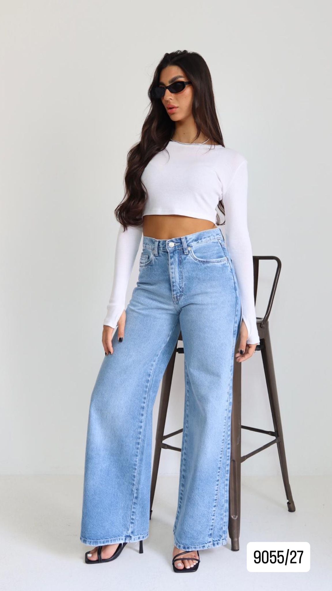 ג׳ינס רחב כחול בהיר בגזרה גבוהה מבט צד