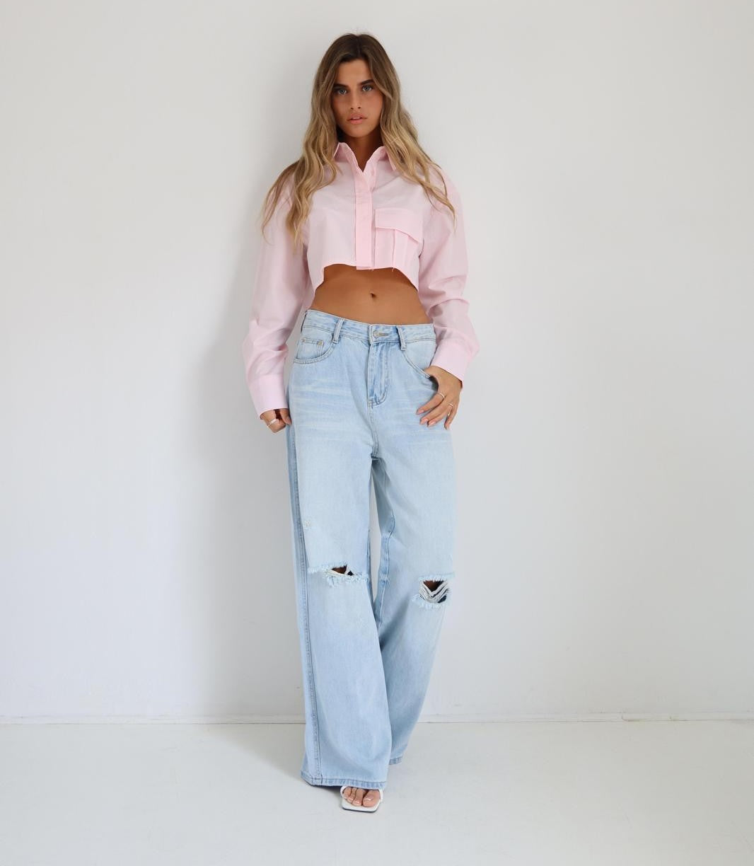 חולצת Mor ורודה בגזרת קרופ מכופתרת לנשים בשילוב ג׳ינס גבוה