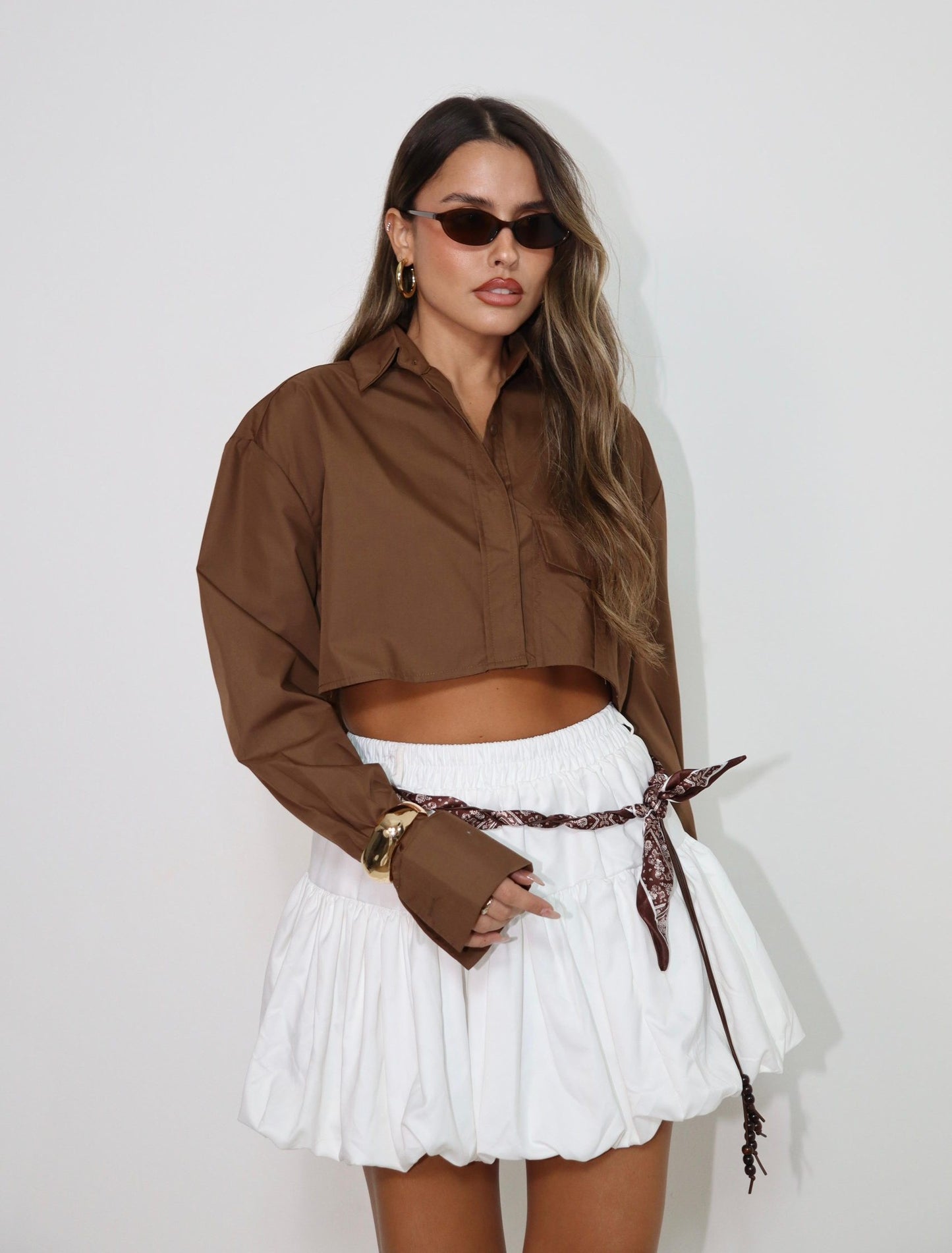 חולצת Mor חומה בגזרת קרופ מכופתרת עם צווארון קלאסי וכיס קדמי לוק אלגנטי יומי