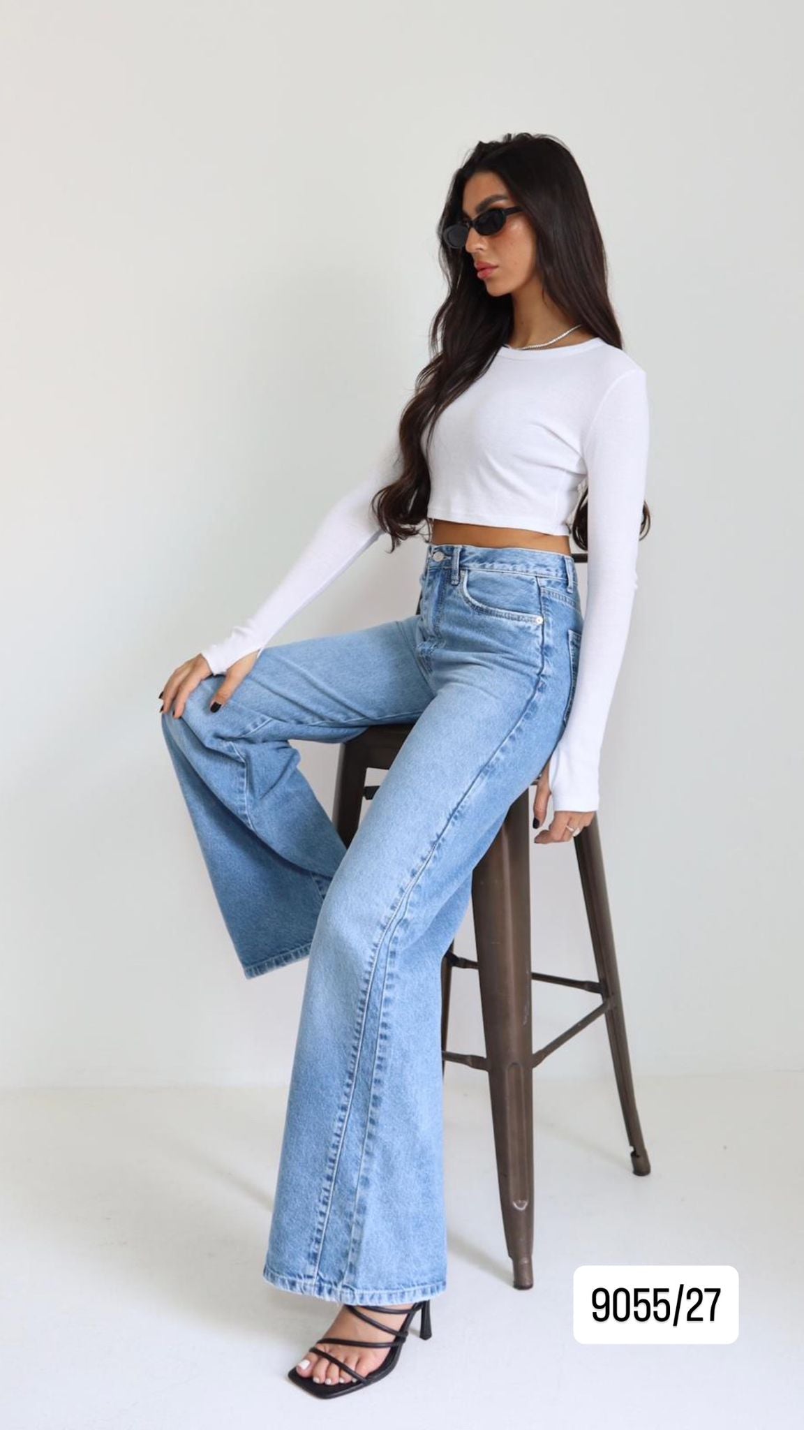 ג׳ינס נשים רחב עם מותן גבוהה בשילוב טופ לבן