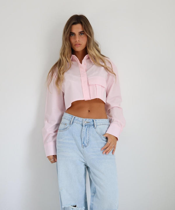 חולצת Mor ורודה בגזרת קרופ מכופתרת לנשים בשילוב ג׳ינס גבוה