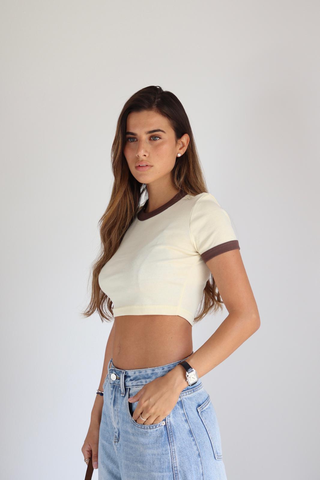 חולצת קרופ לנשים דגם Alona בגזרה צמודה עם גימור צבע מנוגד
