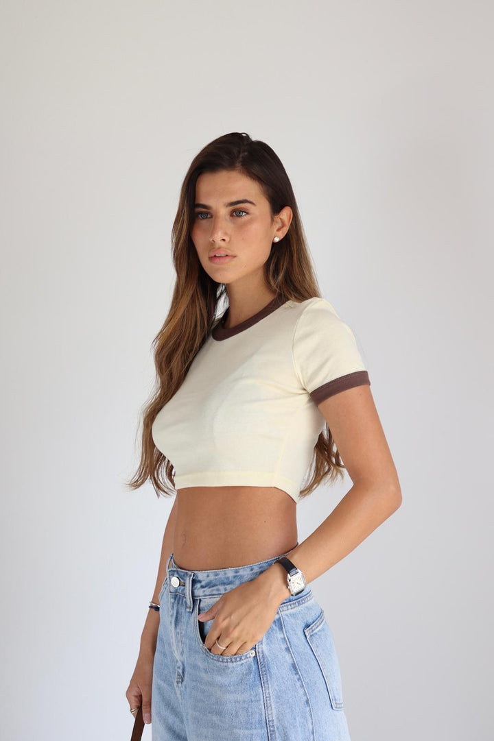 חולצת קרופ לנשים דגם Alona בגזרה צמודה עם גימור צבע מנוגד
