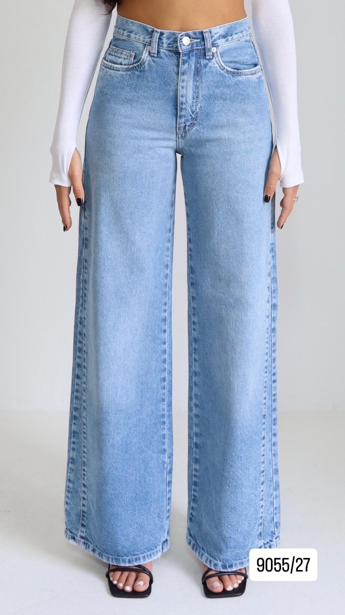 ג׳ינס רחב בגזרה גבוהה מבט מלא לאורך הרגל