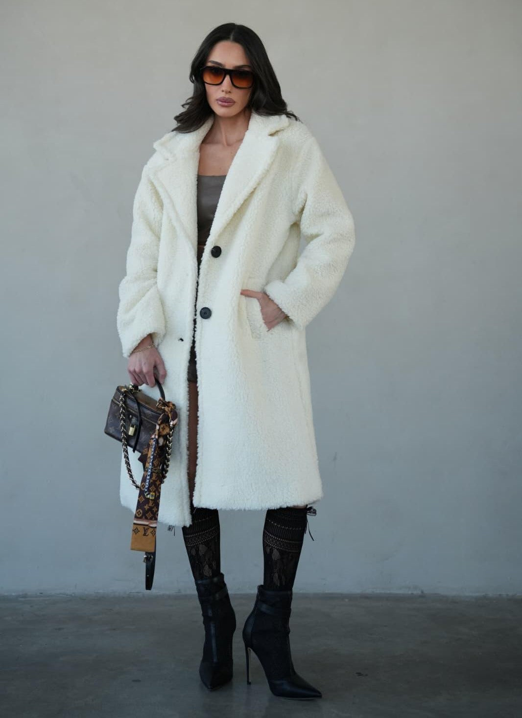 מעיל טד פרווה ארוך לנשים בגזרה מחמיאה