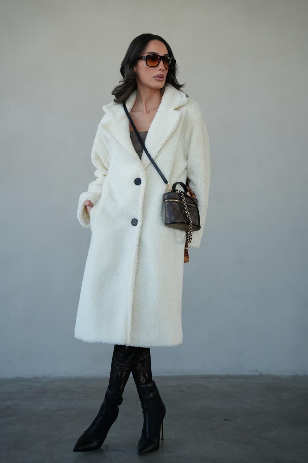 מעיל טד פרווה ארוך לנשים בגזרה מחמיאה