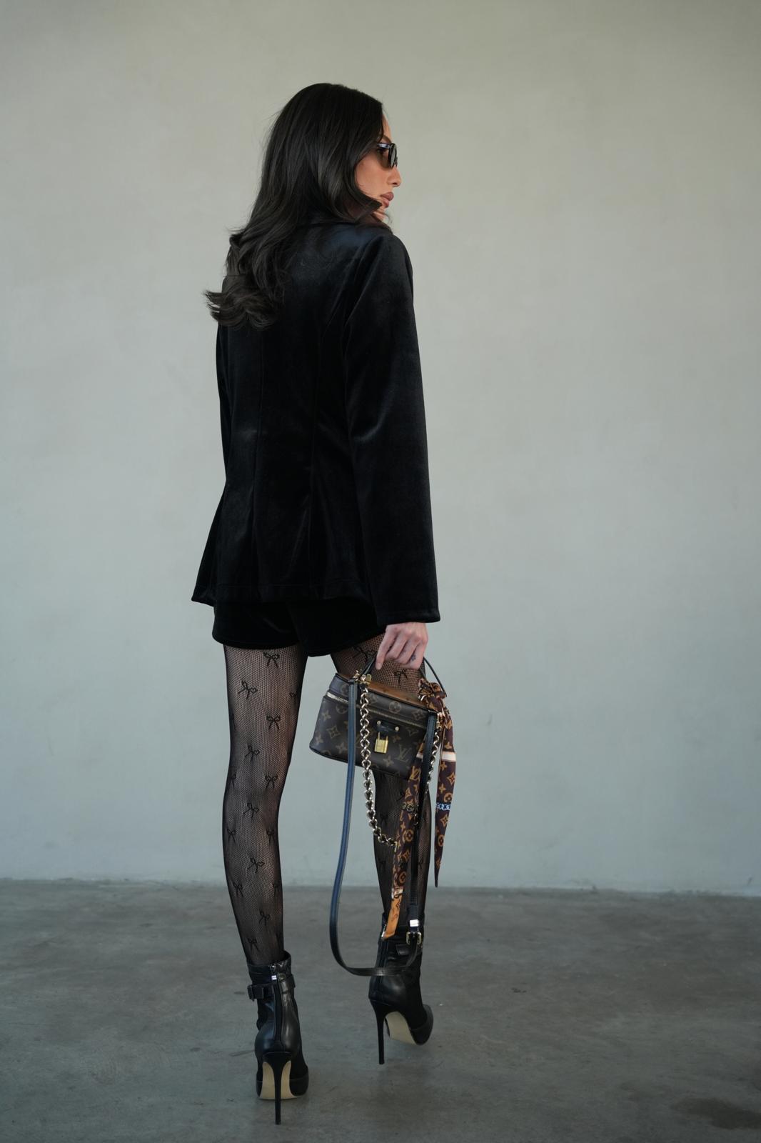 חליפת Ktifa שחורה לנשים עם גקט קייפ ושורט תואם מבד קטיפה