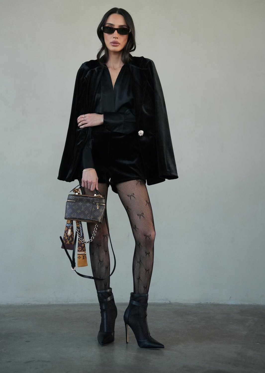 חליפת Ktifa שחורה לנשים עם גקט קייפ ושורט תואם מבד קטיפה