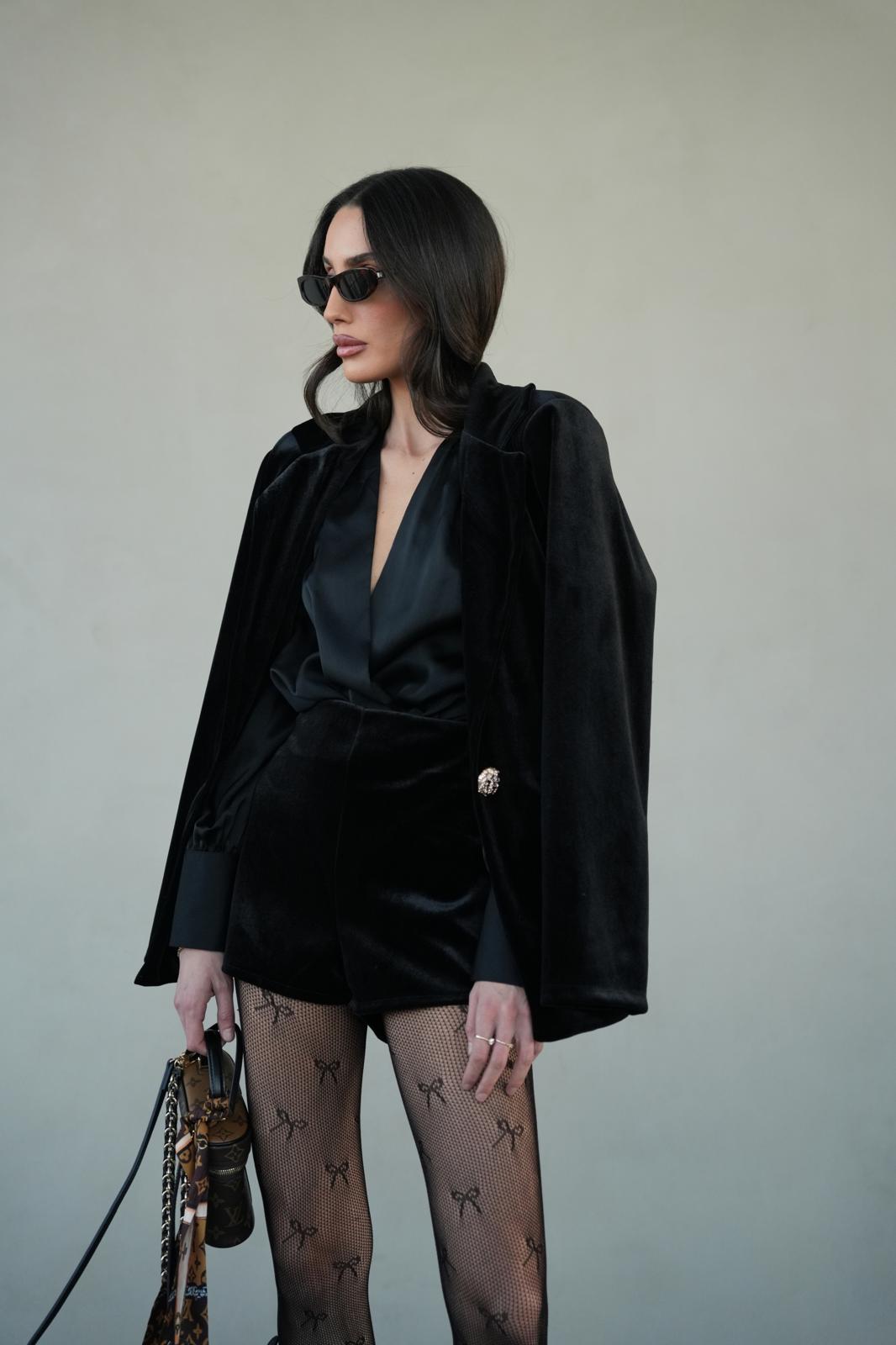 חליפת Ktifa שחורה לנשים עם גקט קייפ ושורט תואם מבד קטיפה