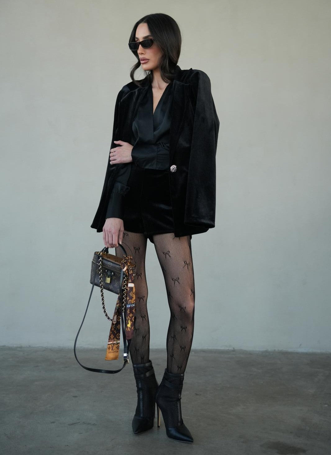 חליפת Ktifa שחורה לנשים עם גקט קייפ ושורט תואם מבד קטיפה