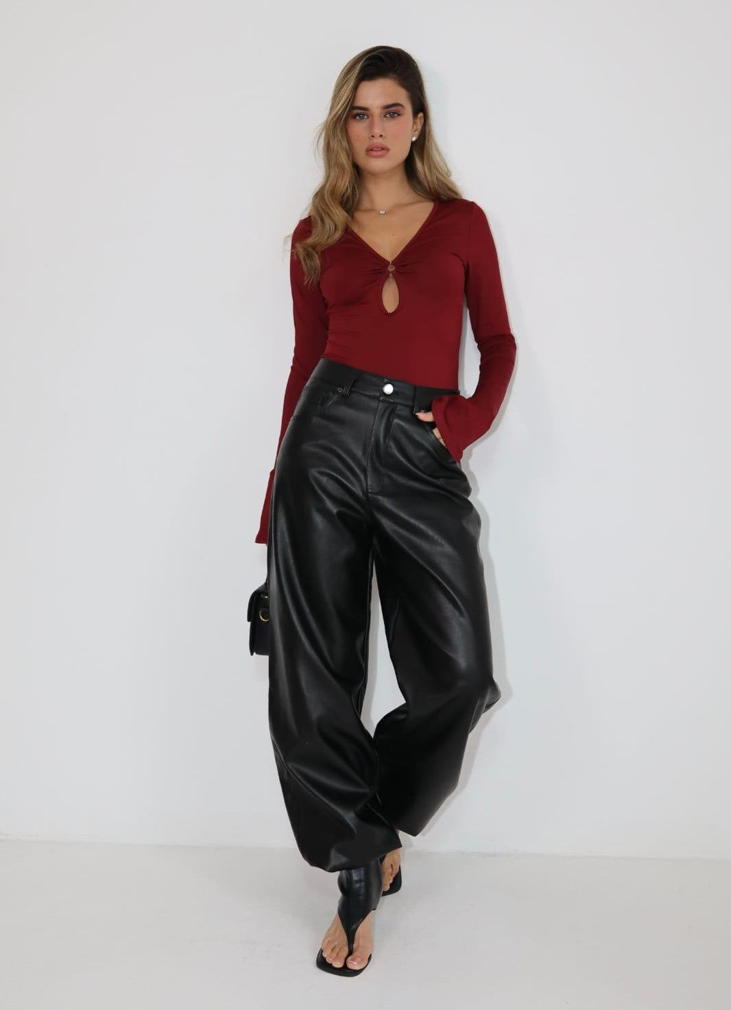 בגד גוף Yael לנשים עם מחשוף טיפה ושרוול מתרחב