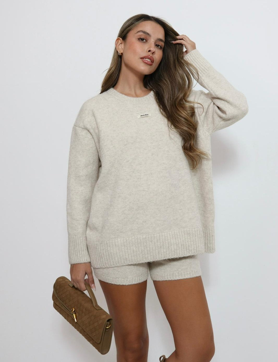 חליפת Tila – סט סריג עם שורט וטי לנשים