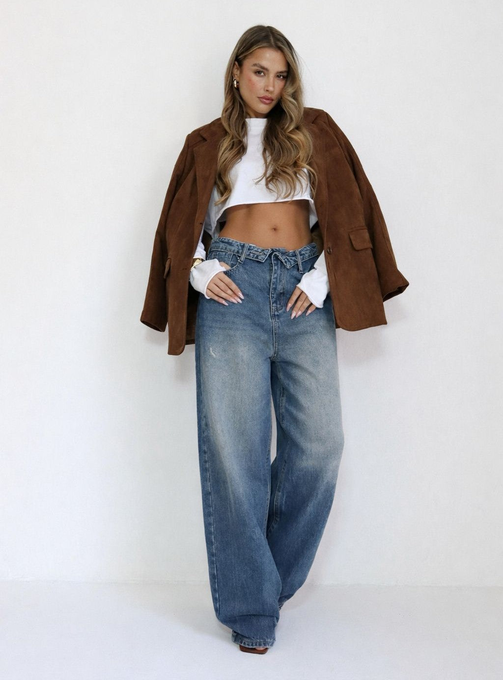 ג׳ינס Amor רחב לנשים עם שפשופים עדינים
