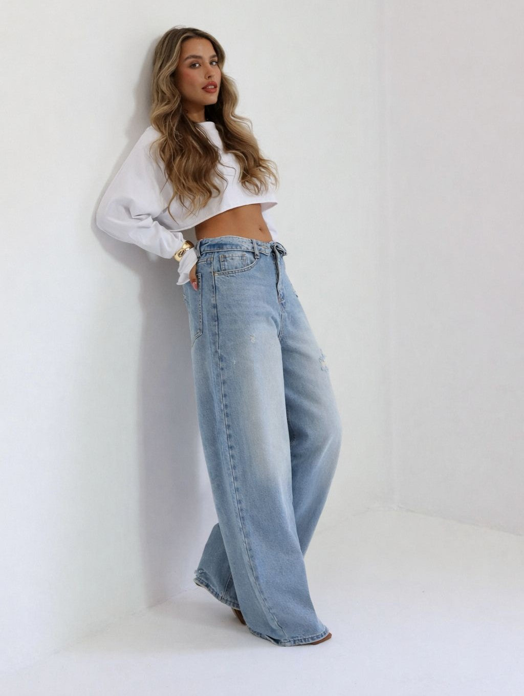 ג׳ינס Amor בגזרה רחבה ובהירה לנשים
