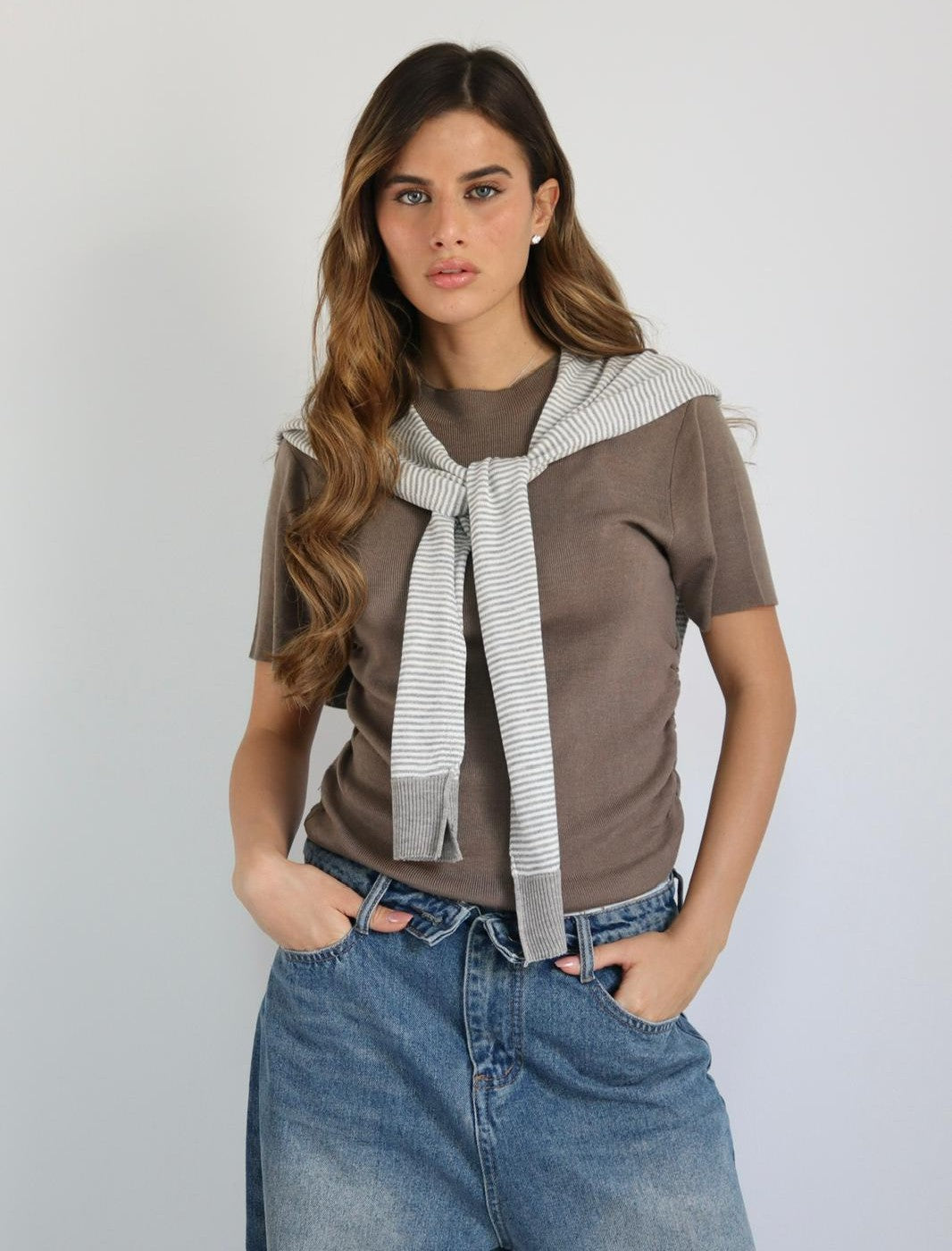 טי שירט Ashli בשילוב ג׳ינס לוק יומיומי