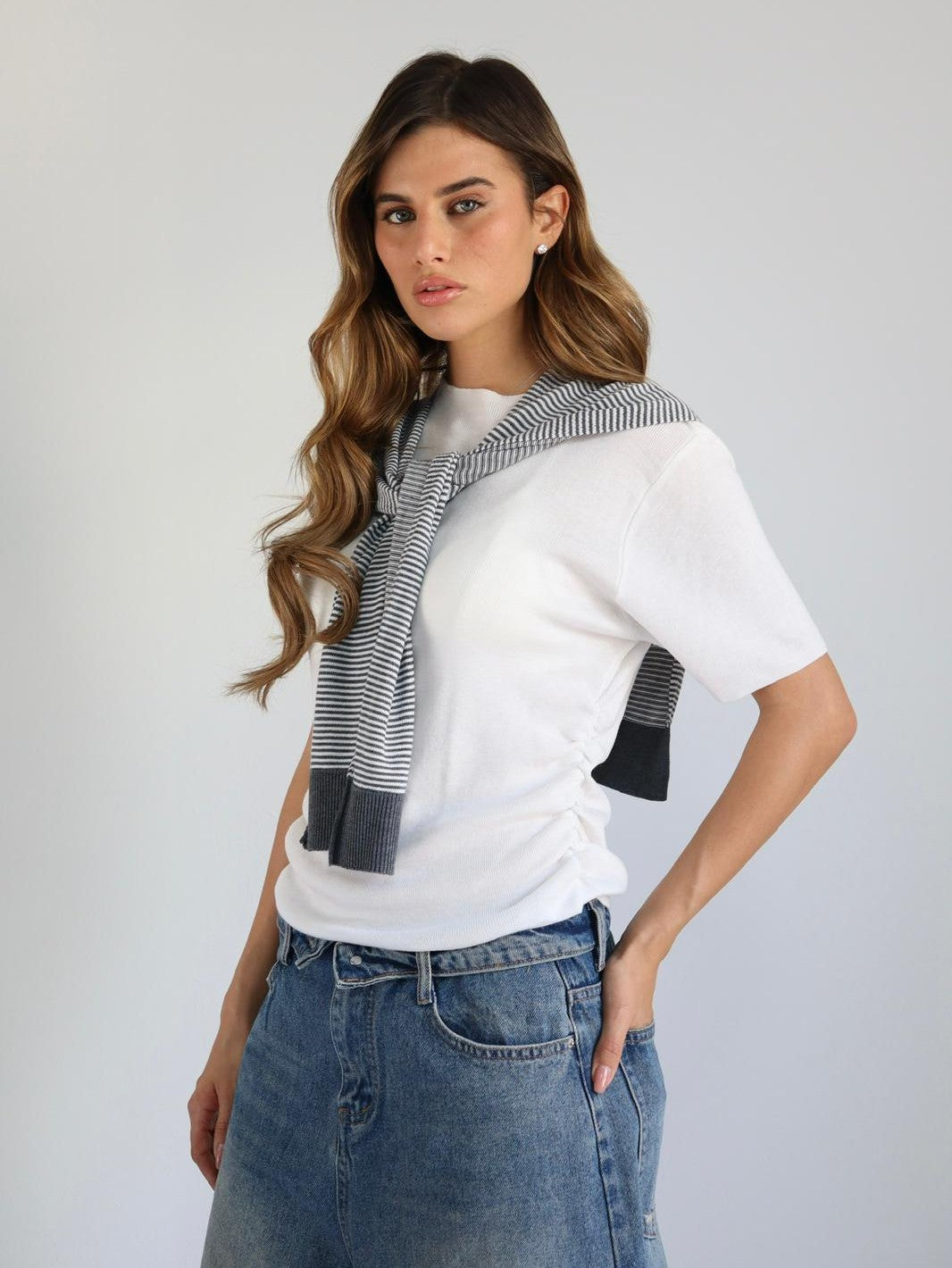 טי שירט מחמיאה לנשים Ashli שרוול קצר מבט מקרוב