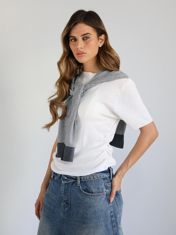 טי שירט מחמיאה לנשים Ashli שרוול קצר מבט מקרוב