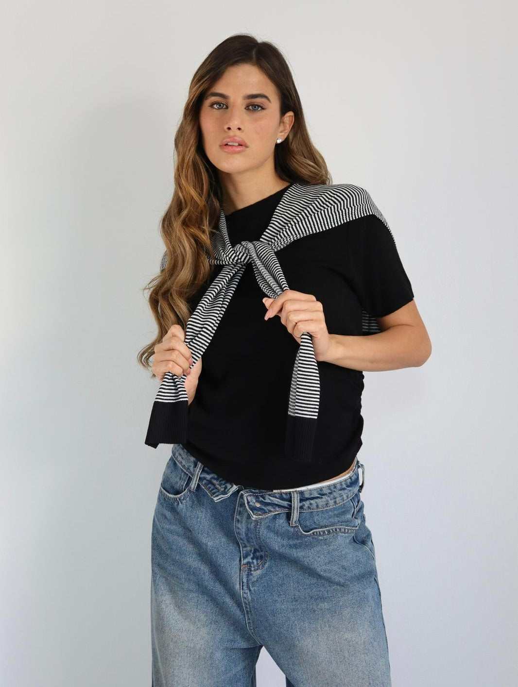 טי שירט מחמיאה לנשים Ashli צבע שחור חזית