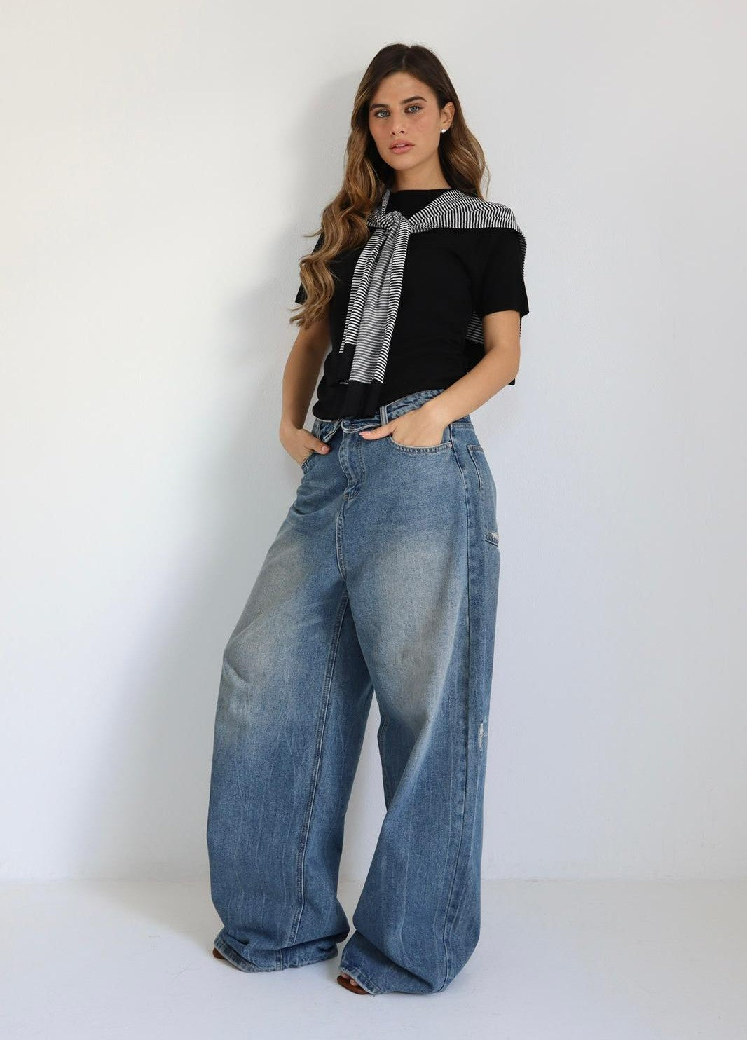 טי שירט מחמיאה Ashli מבט אחורי מלא