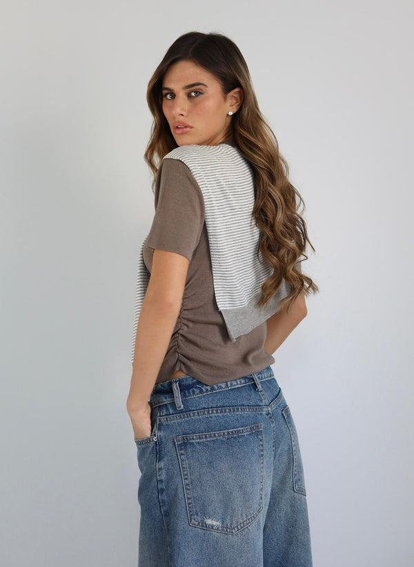 חולצת Ashli מבט צד גב עם ג׳ינס