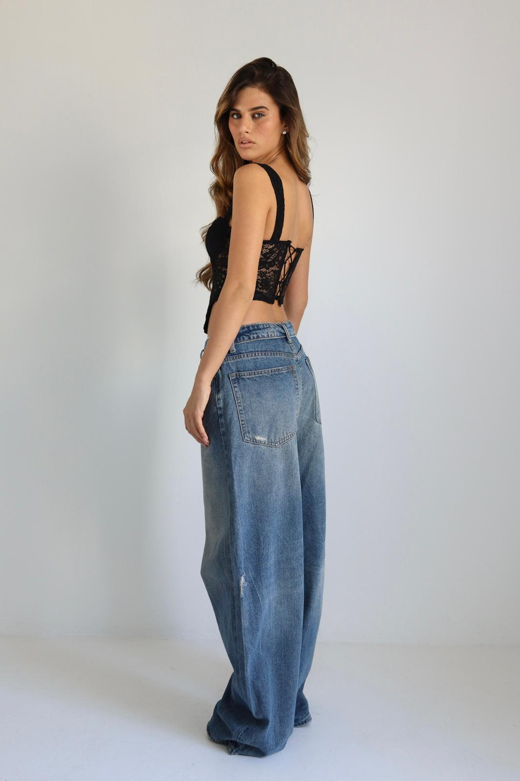 מחוך שחור מחטב לנשים בשילוב ג׳ינס גבוה