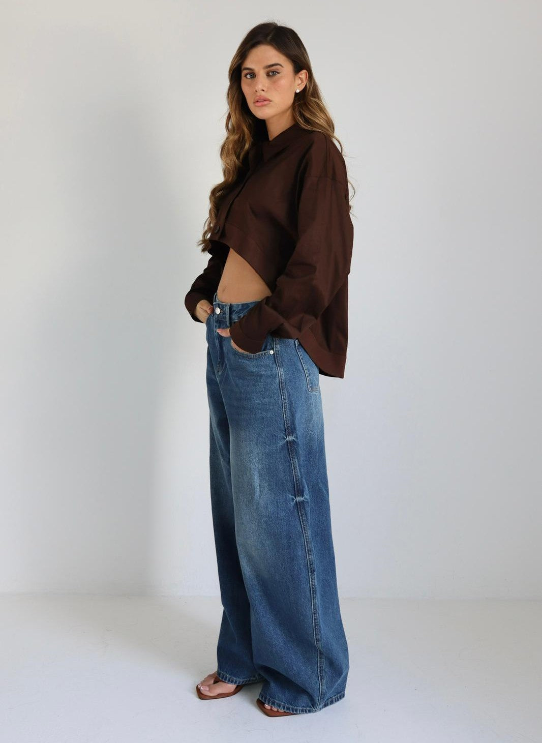 חולצה מכופתרת קרופ לנשים Ema צבע חום מבט צד