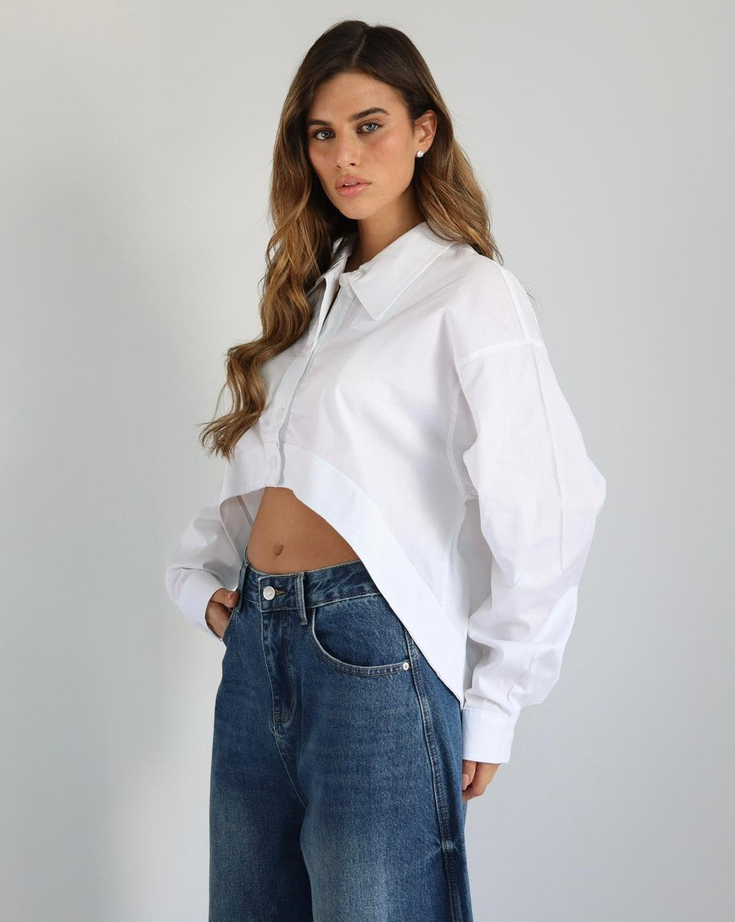 חולצה קרופ מחויטת Ema בשילוב ג׳ינס רחב