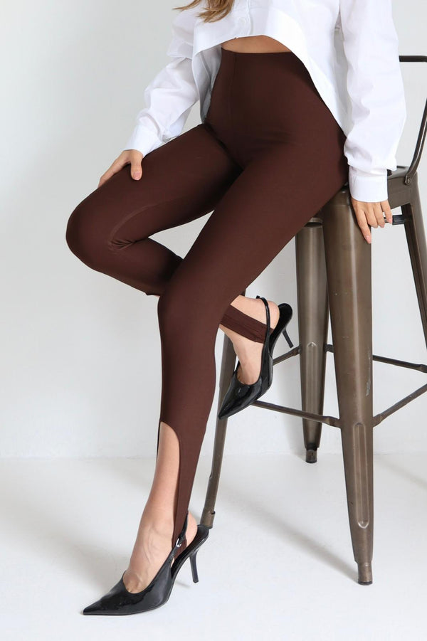 טייץ Raglit חום בגזרה גבוהה, תקריב אזור השסע