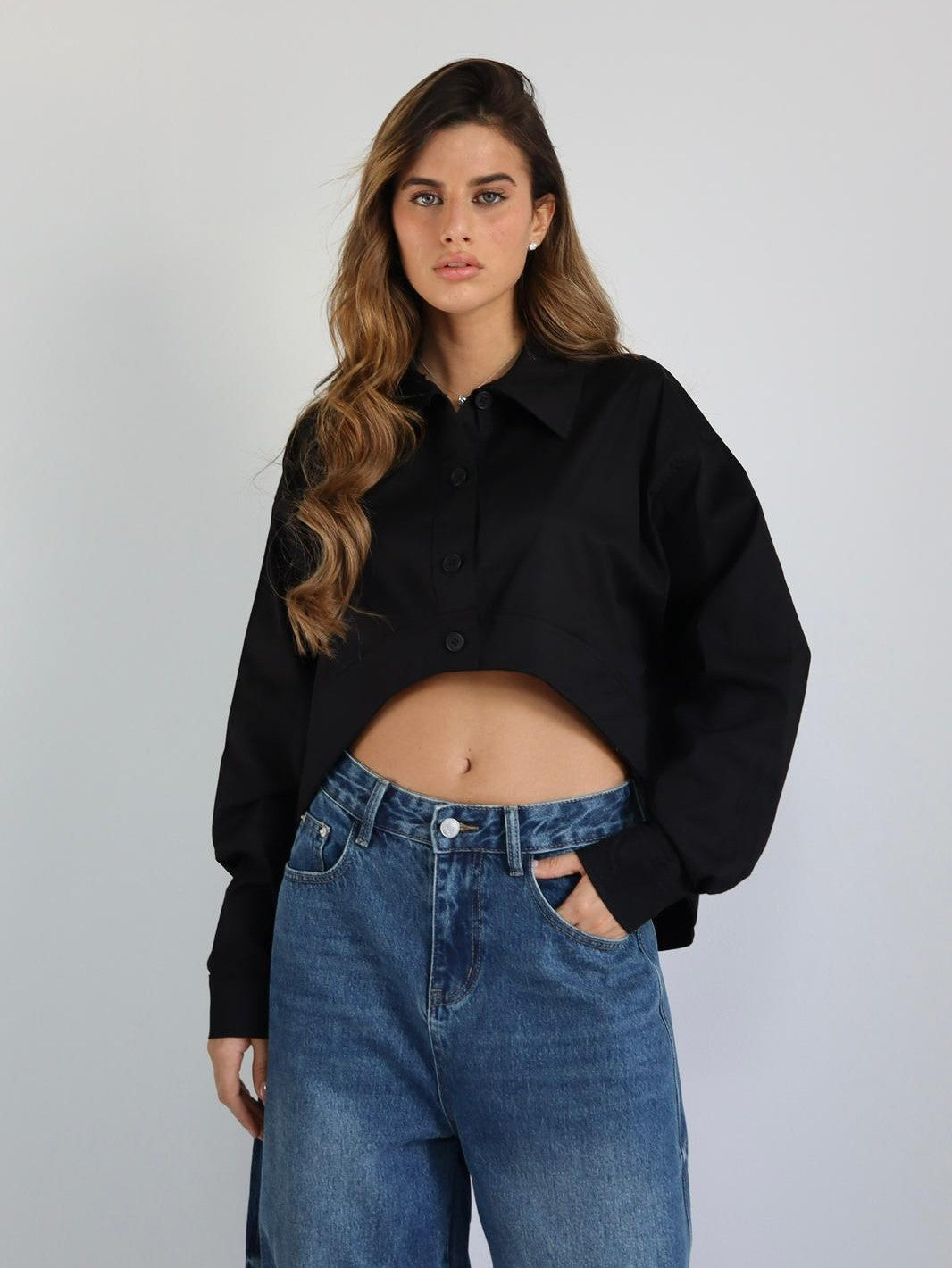 חולצה מכופתרת קרופ Ema צבע שחור חזית