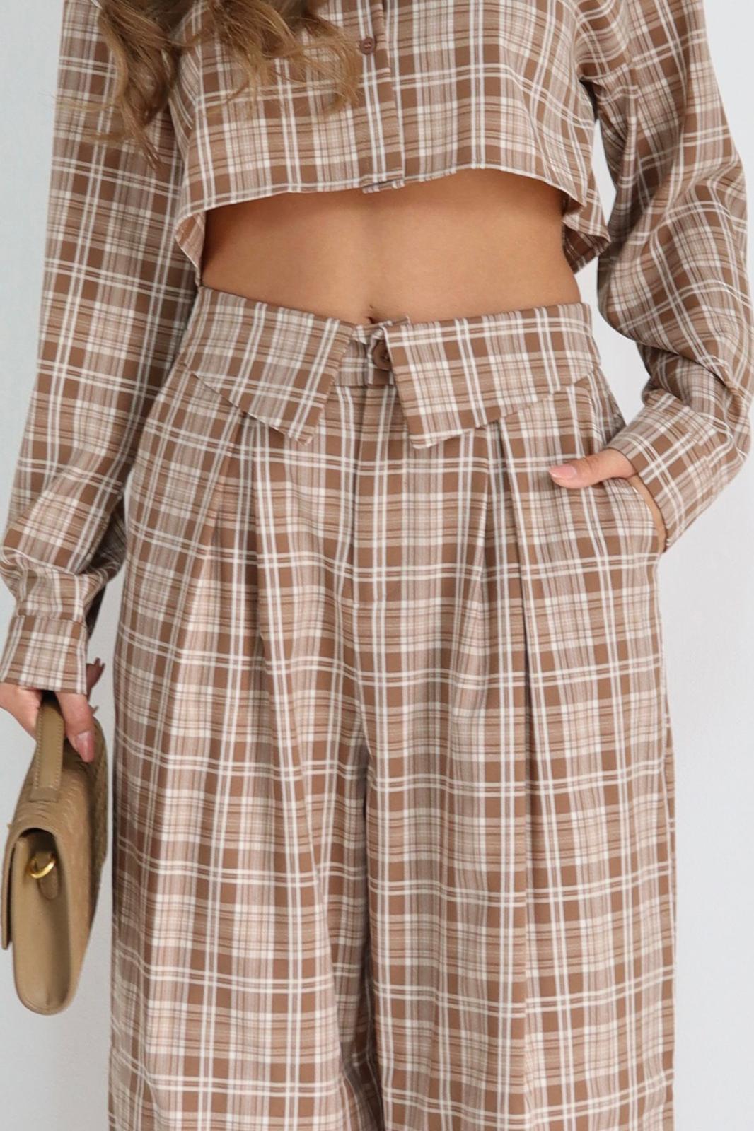 חליפת Brittni לנשים מראה מלא על הדגם