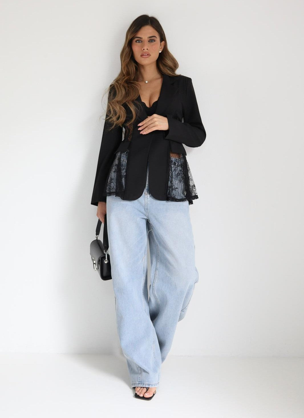 בלייזר Tami שחור עם שילוב תחרה בצדדים, צילום קדמי