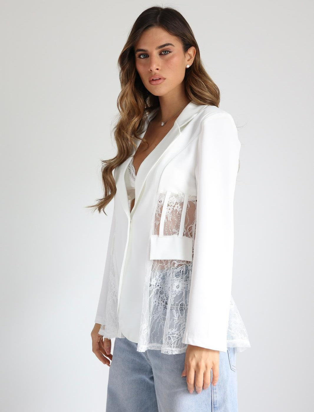 בלייזר Tami לבן בגזרה מחויטת עם תחרה שקופה בצדדים