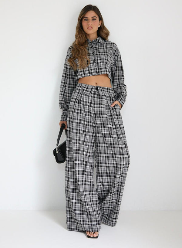 חליפה משובצת שחור לבן לנשים דגם Brittni