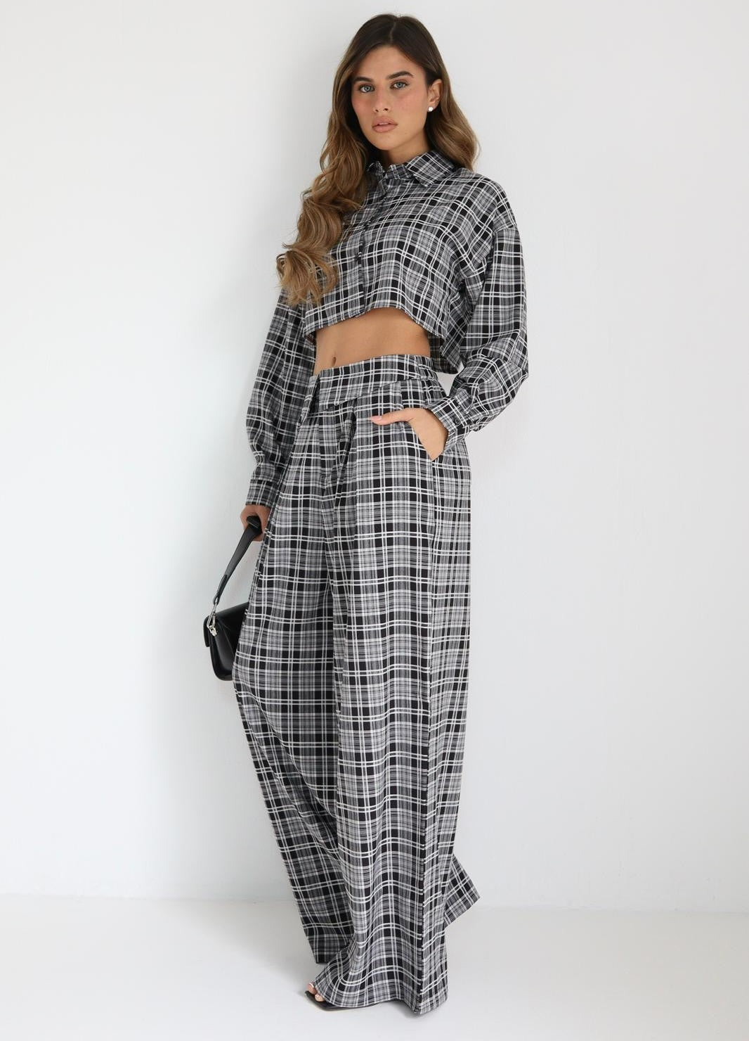 חליפה משובצת לנשים עם חולצת קרופ מכופתרת ומכנס רחב