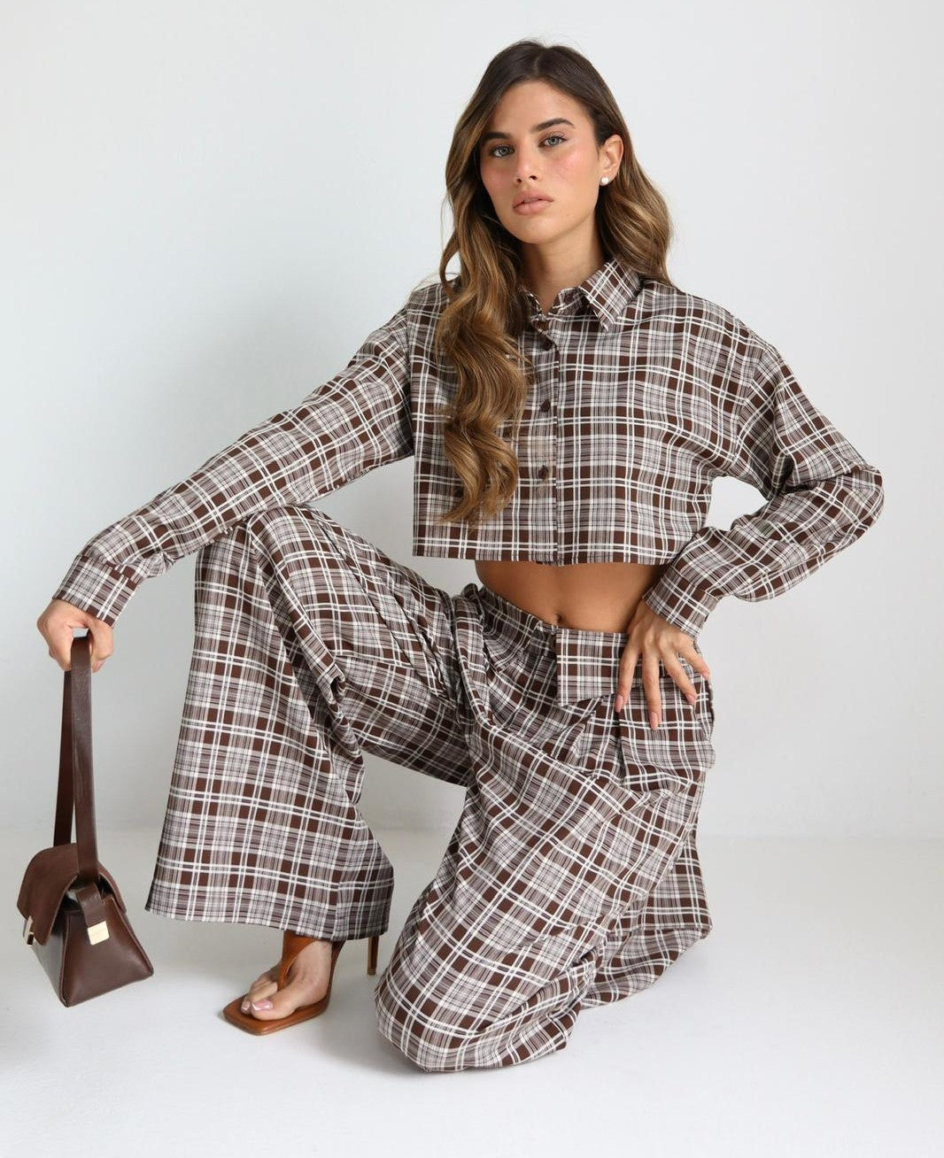 סט משובץ לנשים חולצה קצרה מכופתרת ומכנס רחב