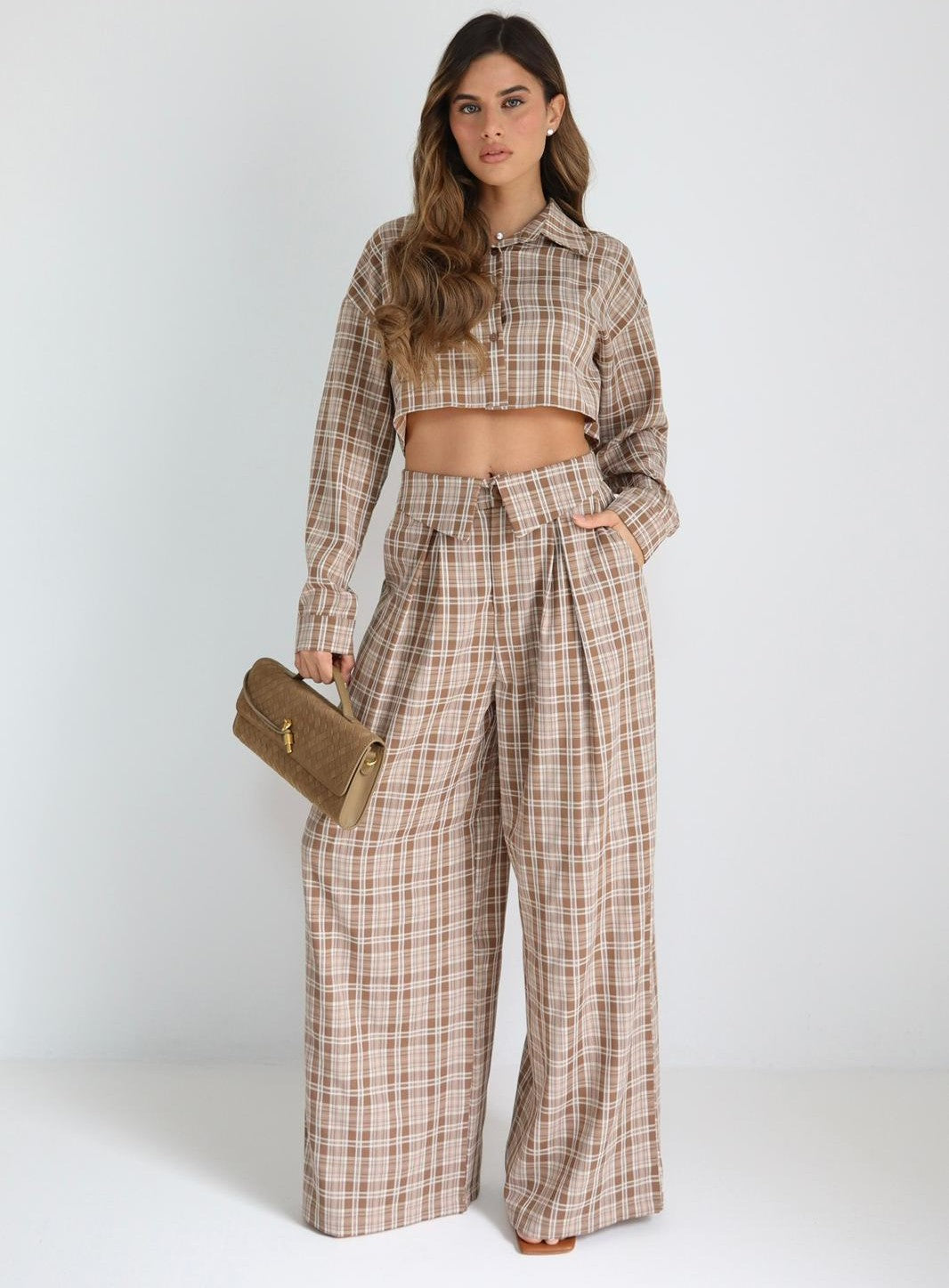 חליפה משובצת בז׳ לנשים עם מכנס רחב