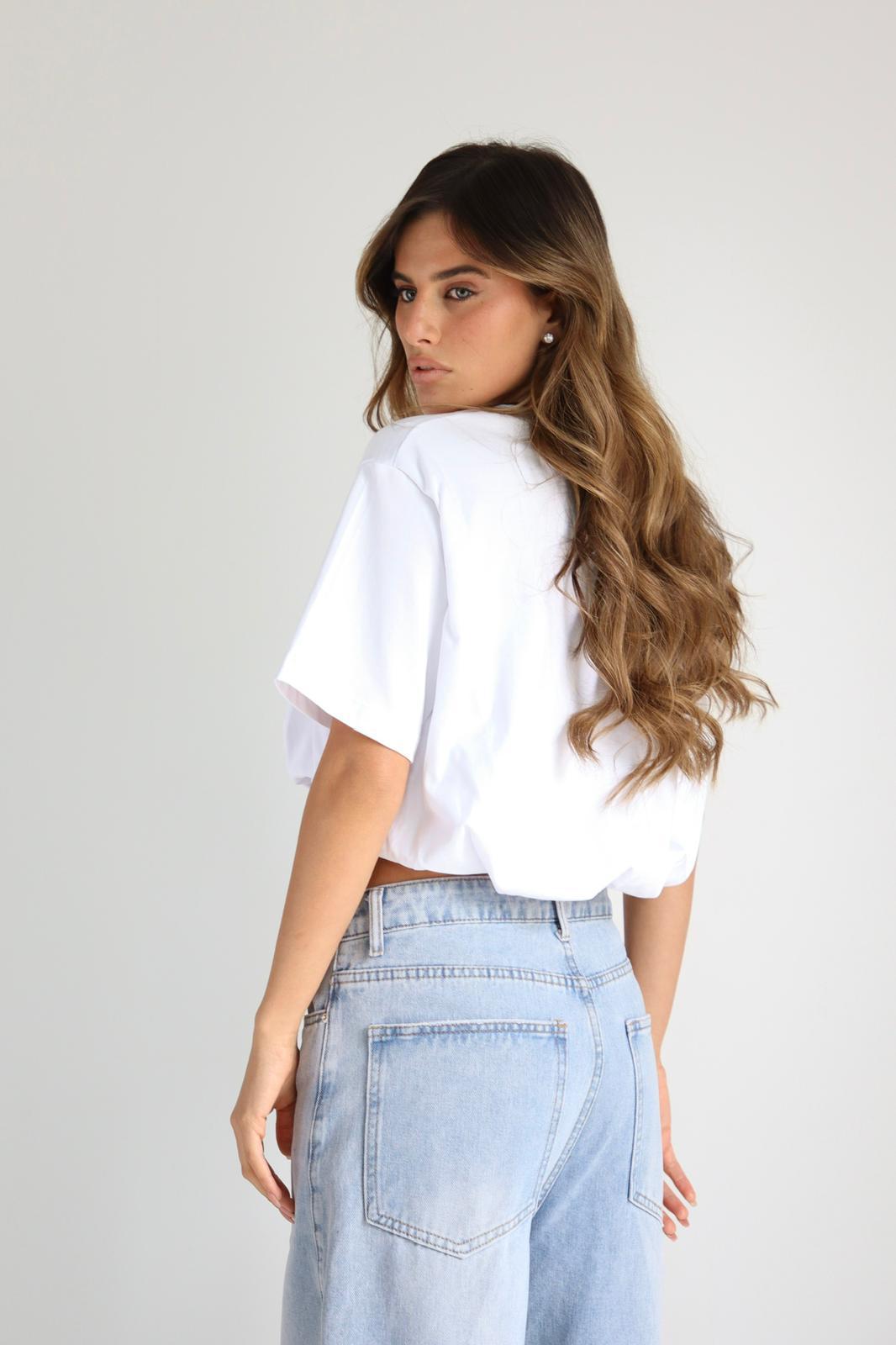 חולצת Beli קרופ בצבע חום בשילוב ג׳ינס בהיר מבט צד