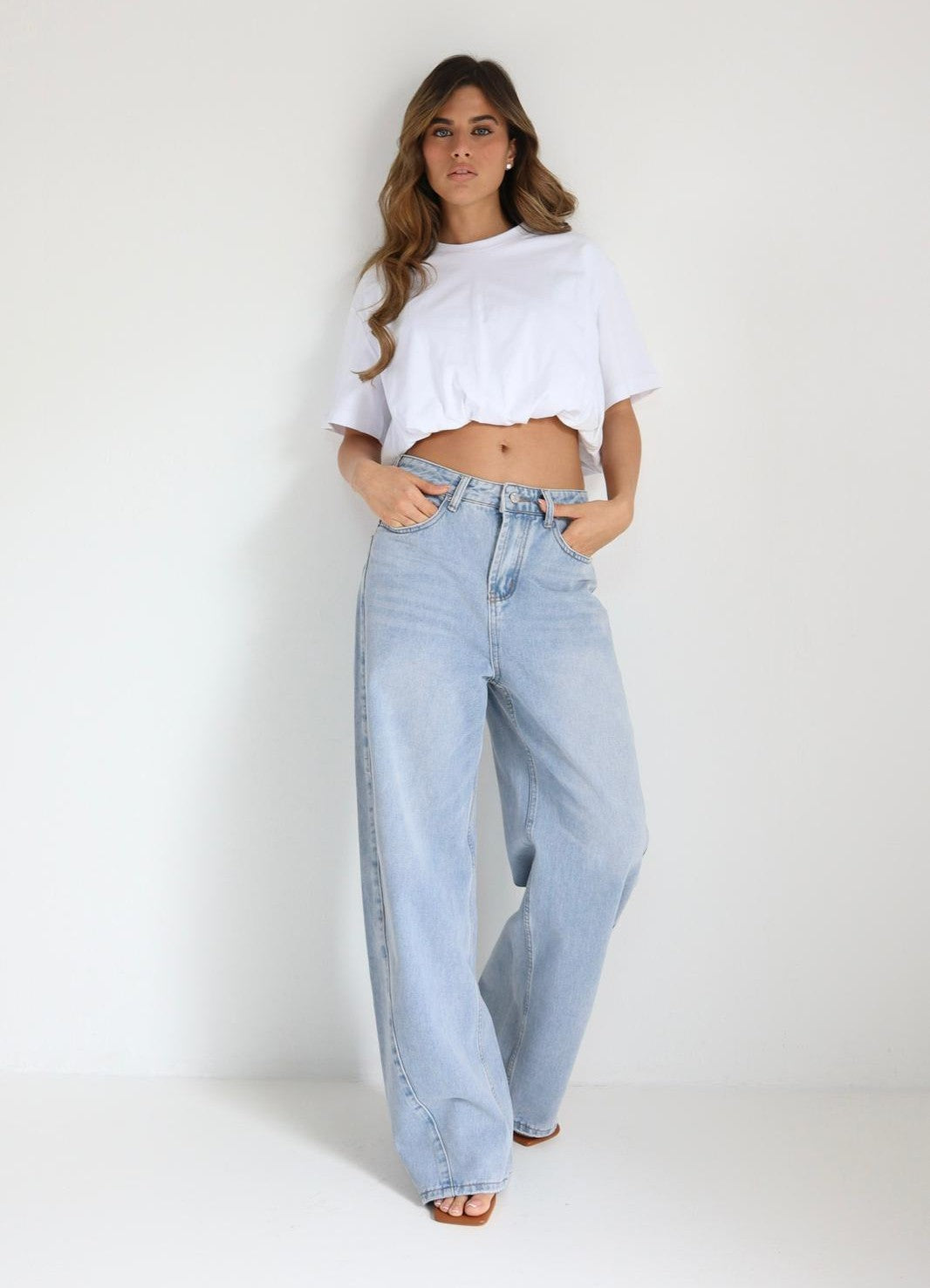 חולצת Beli לבנה לנשים בגזרה קצרה עם גימור מכווץ