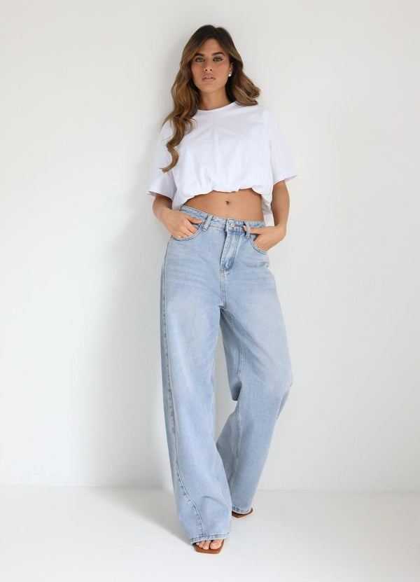 חולצת Beli לבנה לנשים בגזרה קצרה עם גימור מכווץ