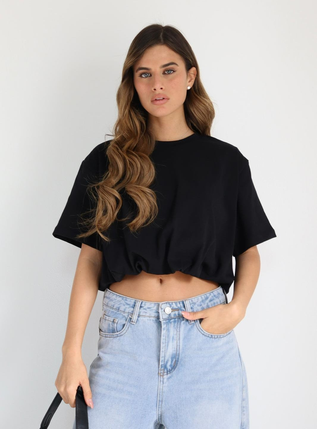 חולצת Beli שחורה טי שירט קצרה לנשים לוק יומיומי