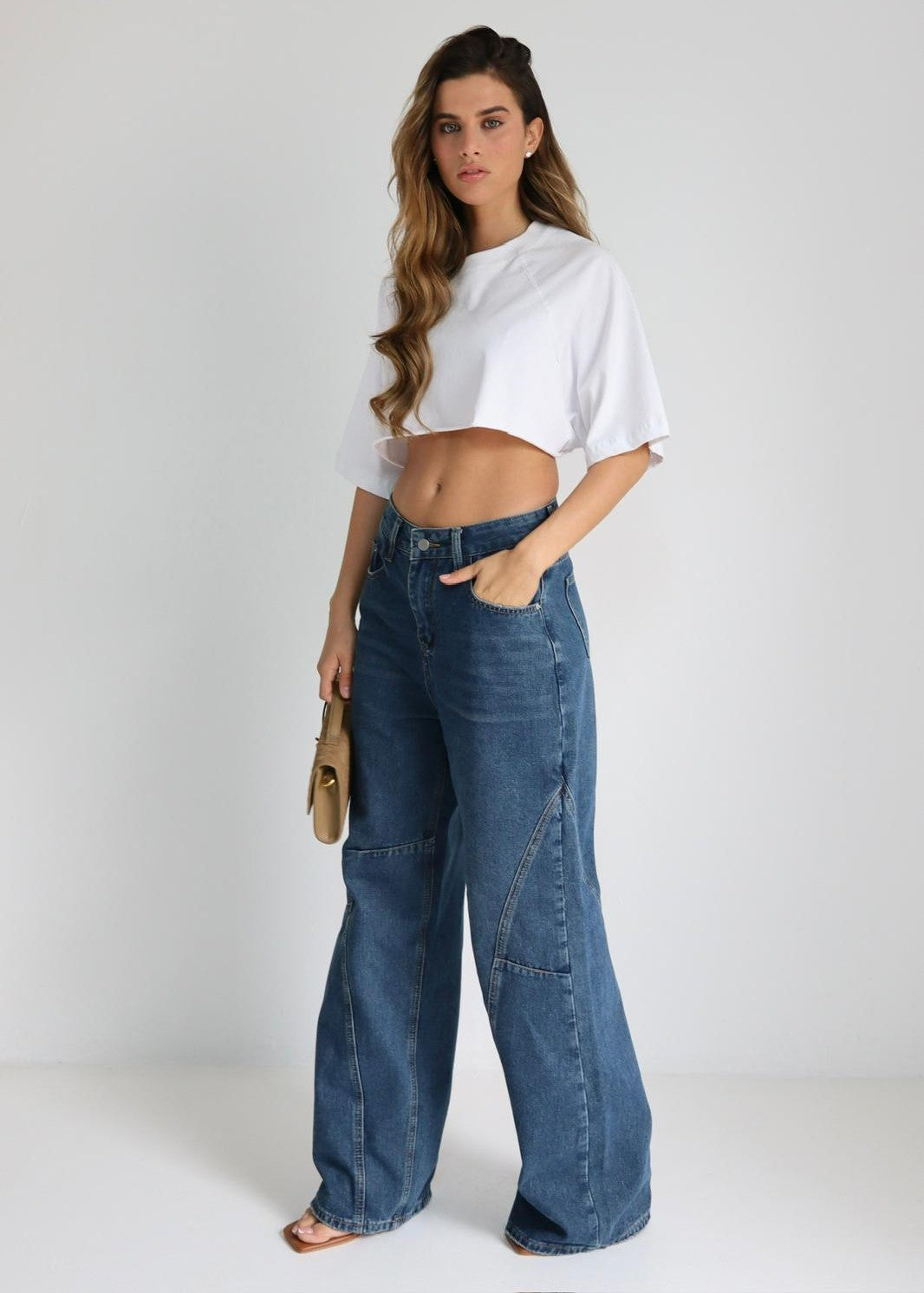 ג׳ינס Lotem בשילוב טופ קצר לבן