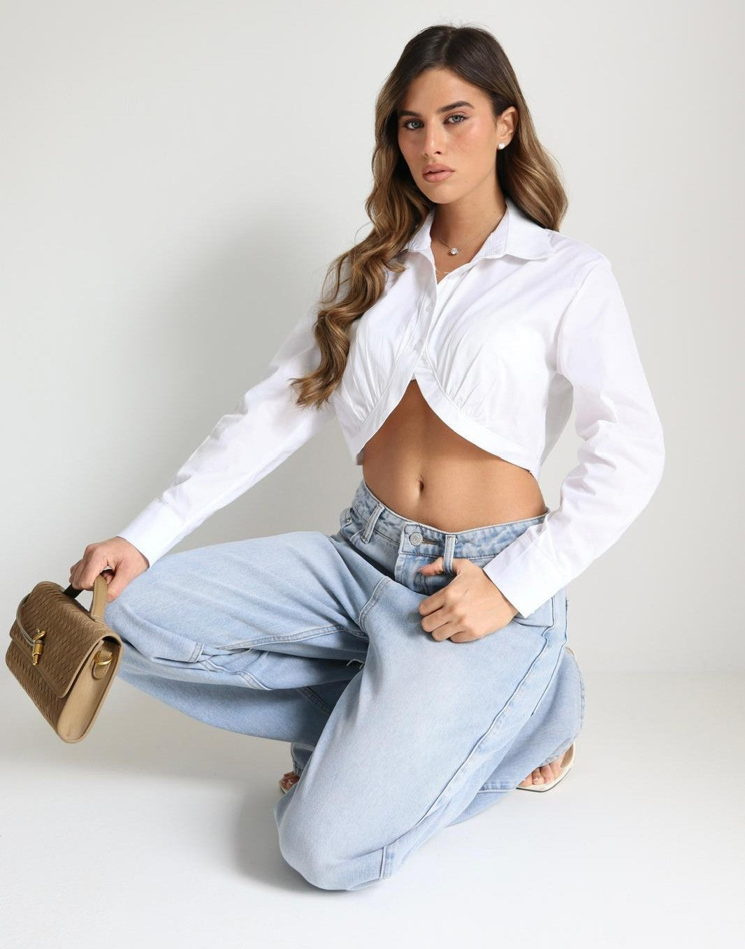 חולצה אלגנטית קצרה לנשים בצבע לבן דגם Keren